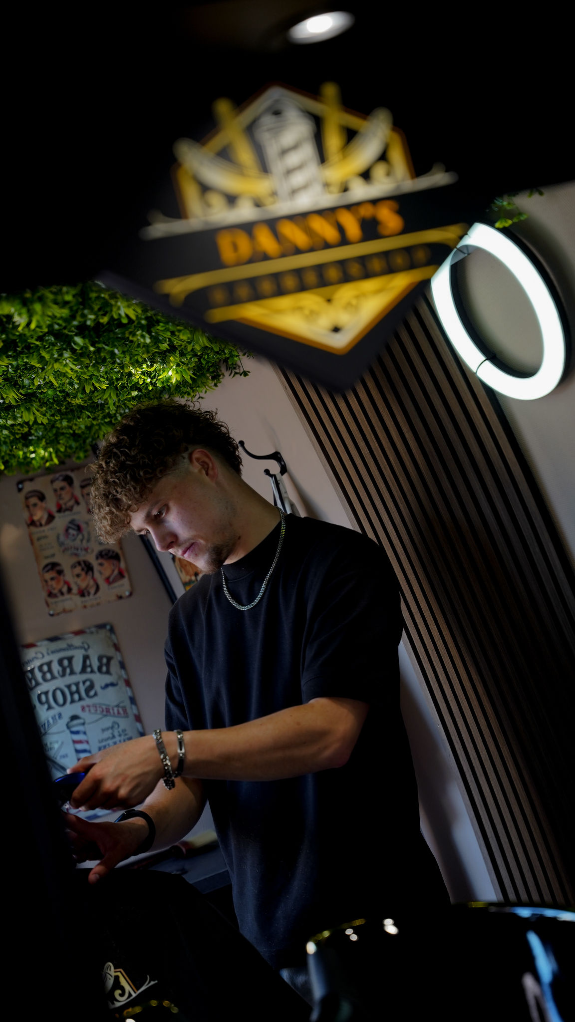 Danny bij zijn mobiele barbershop bus