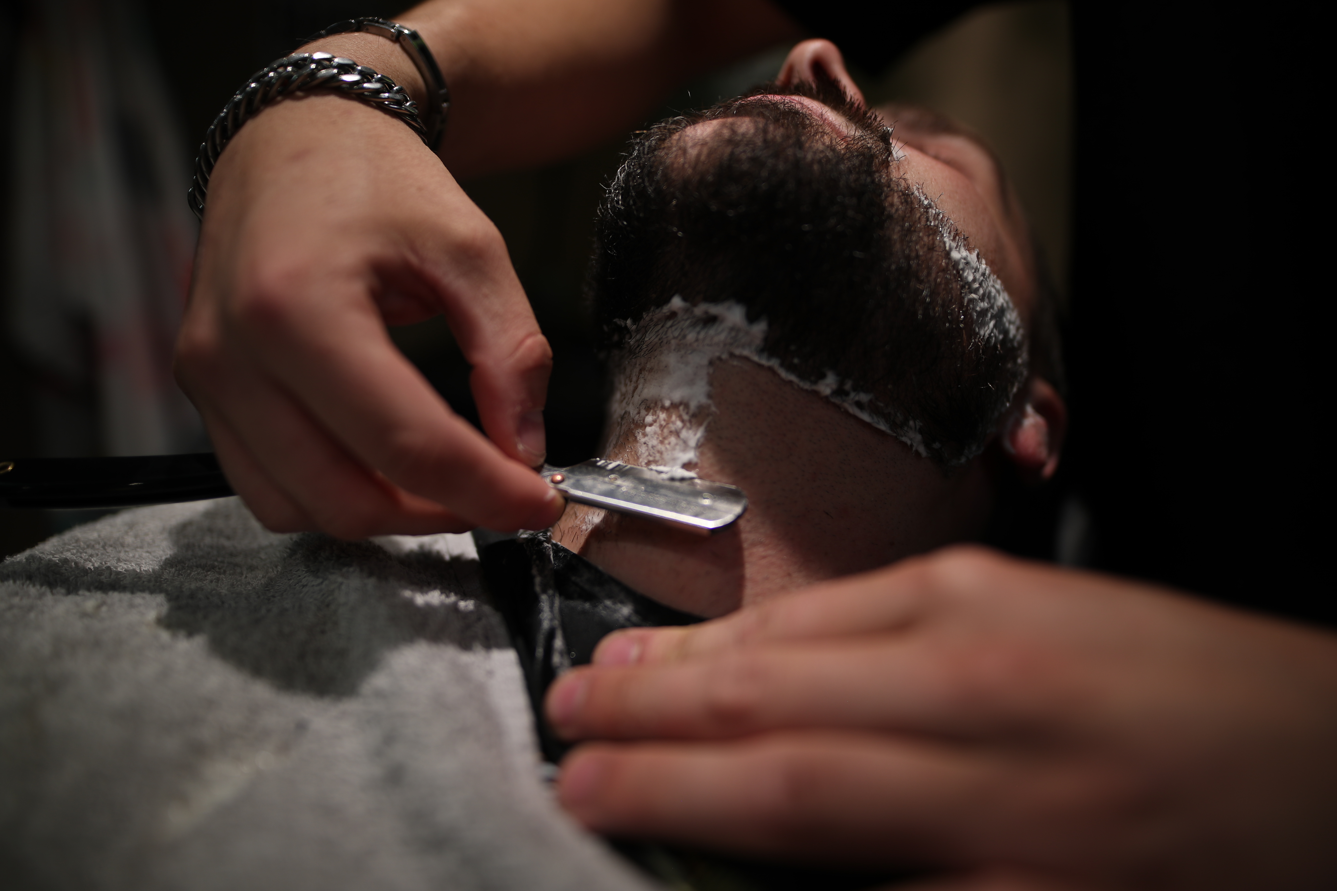 Barbershop services in een luxe bus